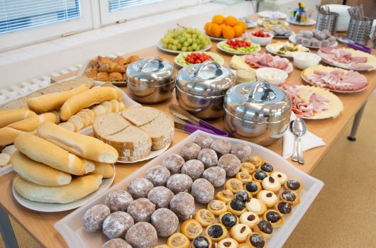 Pečivo a obložené talíře