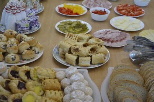 Záběr na pečivo a obložené talíře