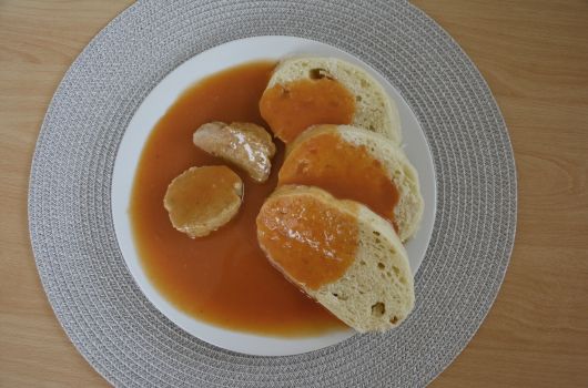 Omáčka s houskovými knedlíky